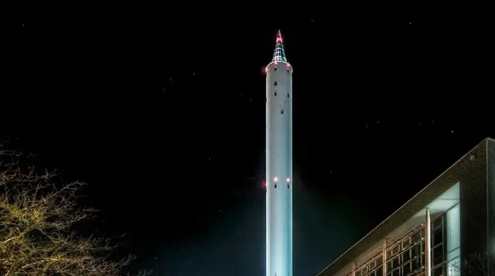 Ein Bürogebäude und der Fallturm im Hintergrund | © Pixabay