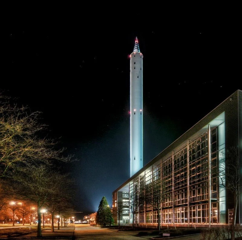 Ein Bürogebäude und der Fallturm im Hintergrund | © Pixabay