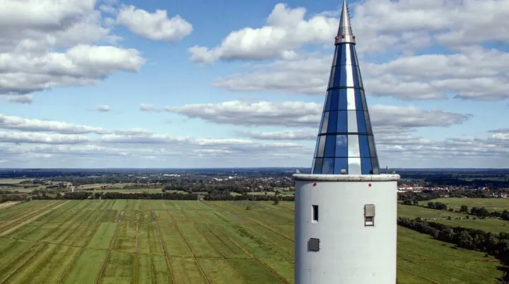 Die Fallturmspitze mit Blick ins Grüne | © ZARM