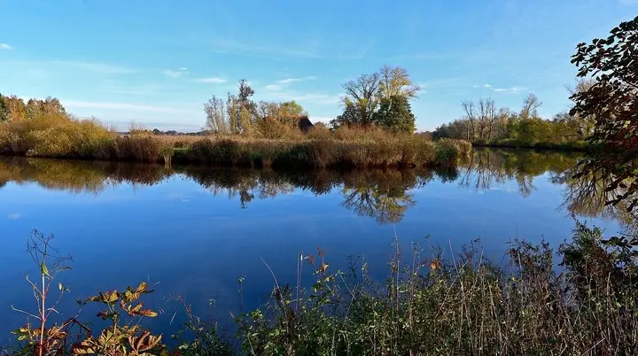 Ein Blick auf den Fluss Wümme mit einem alten Gebäude im Hintergrund | © Pixabay