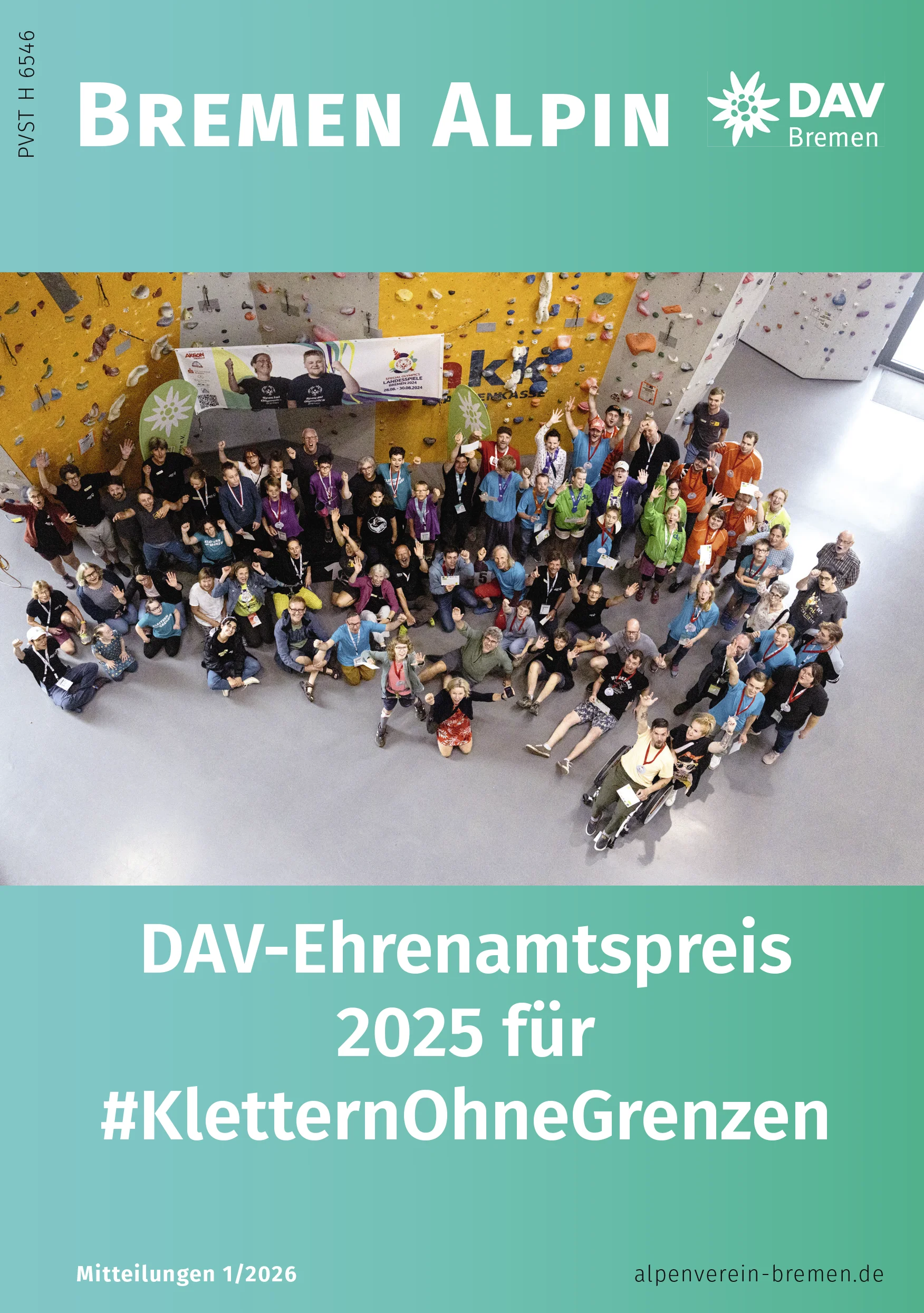 Eine Inklusionsgruppe in der Kletterhalle jubelt | © DAV Bremen