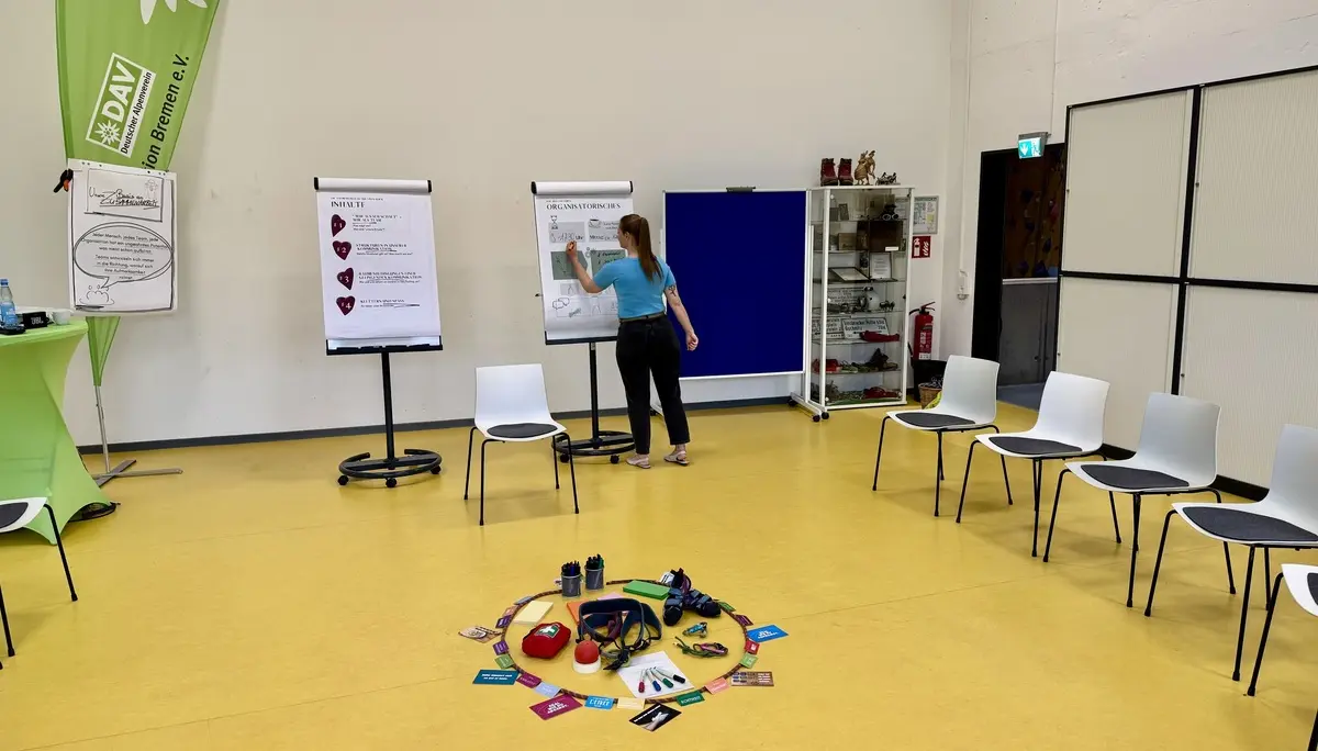 Referentin schreibt an Flipcharts | © DAV Bremen