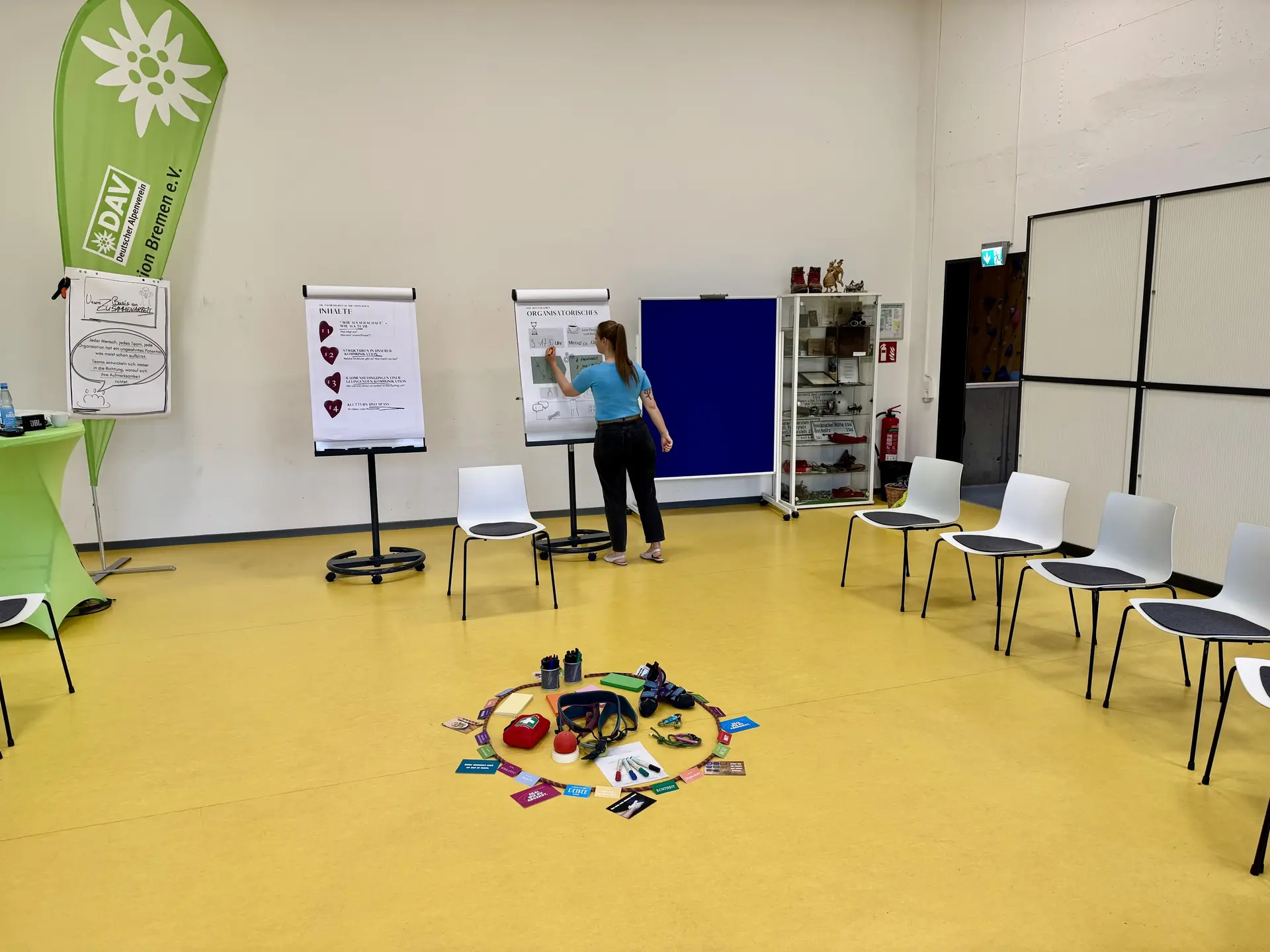 Referentin schreibt an Flipcharts | © DAV Bremen