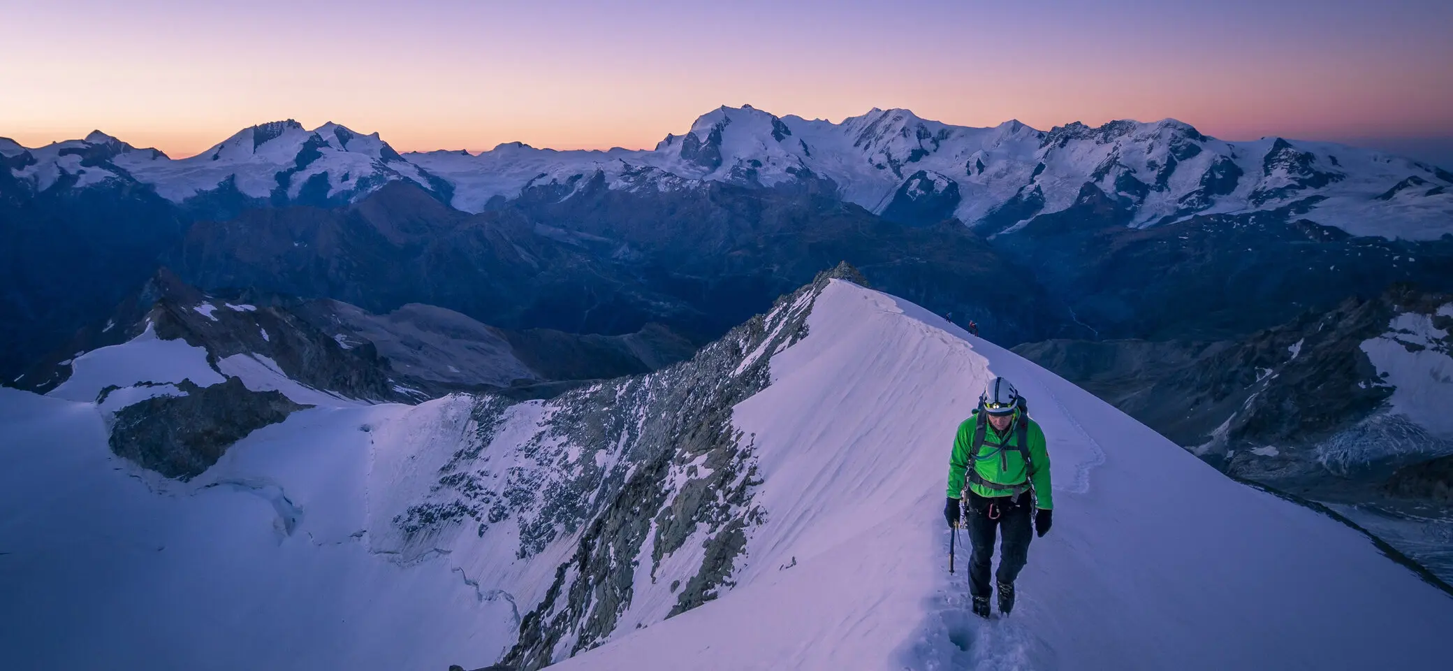 Hochtour im Wallis: Wanderer auf Schneebedeckten Gipfeln | © DAV/Silvan Metz
