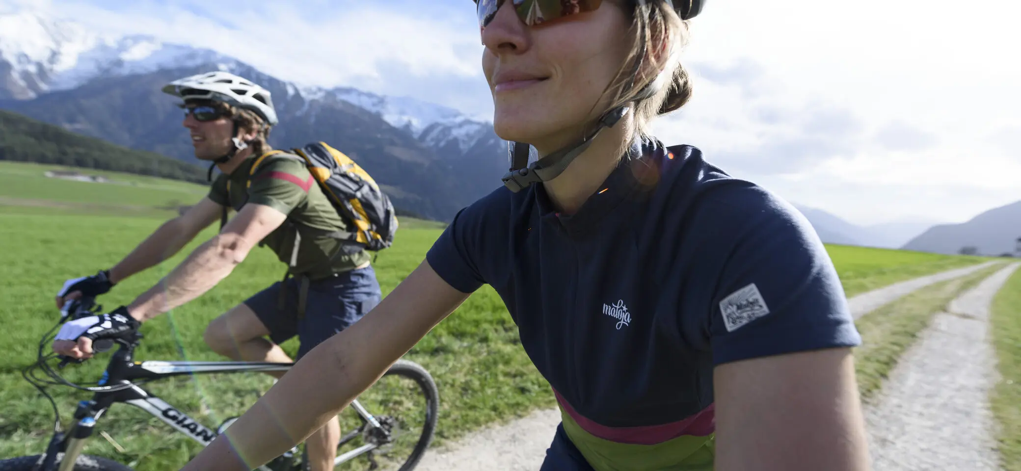 Zwei Personen fahren mit ihren Mountainbikes durch die Natur. Im Hintergrund die Berge. | © DAV/Wolfgang Ehn