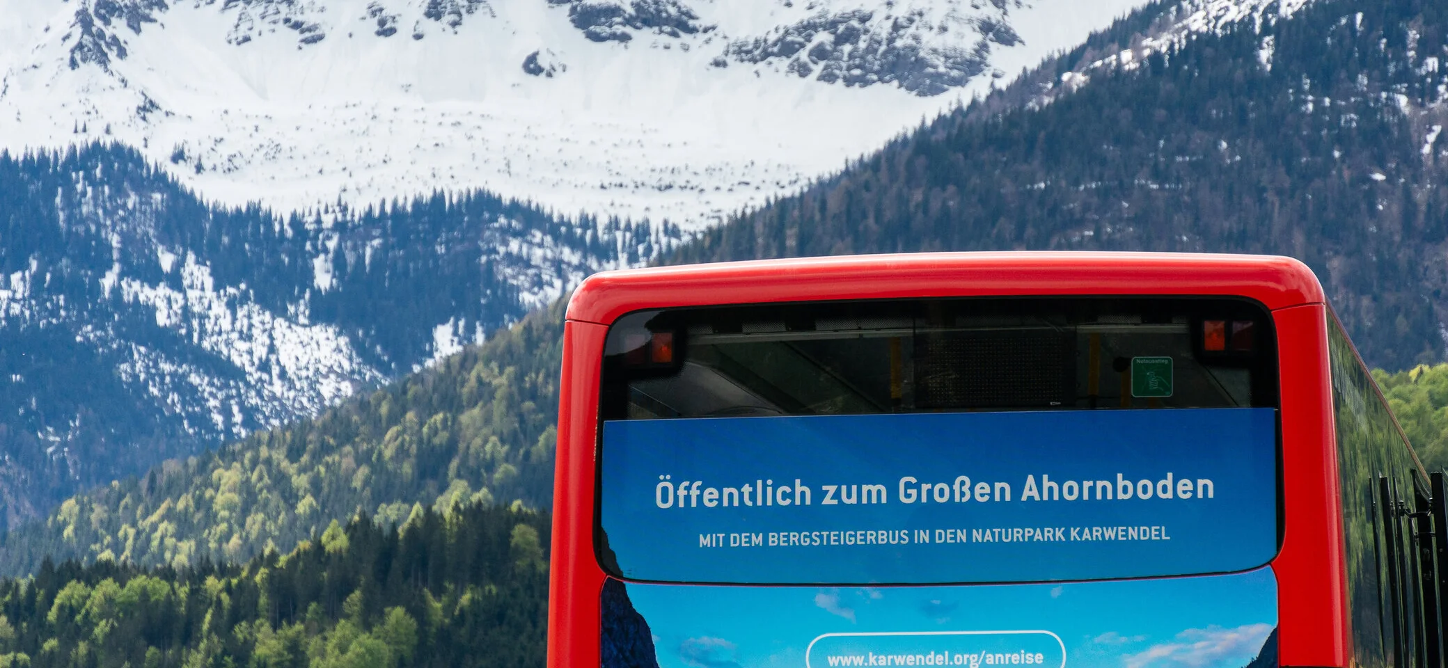 Der Bergsteigerbus – von hinten fotografiert -  fährt in die Alpen | © DAV/Tobias Hipp